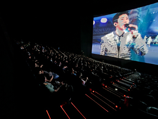 영화 '임영웅 | 아임 히어로 더 스타디움' 상영 중인 CGV용산아이파크몰 아이맥스관.<연합뉴스>